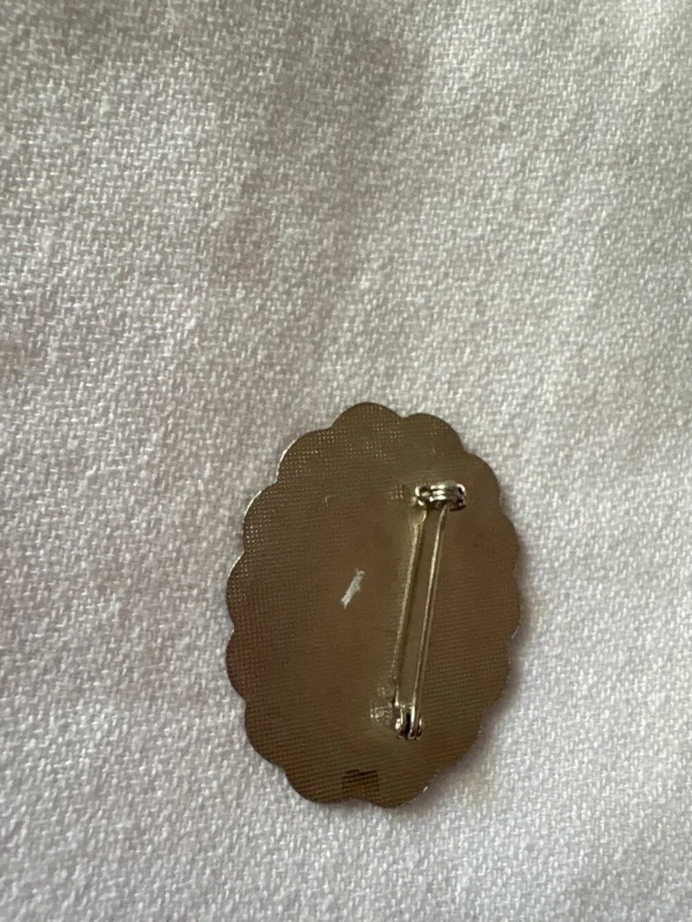 Vintage 80's Gold-Tone Scalloped Oval Brooch With Black Center Stone